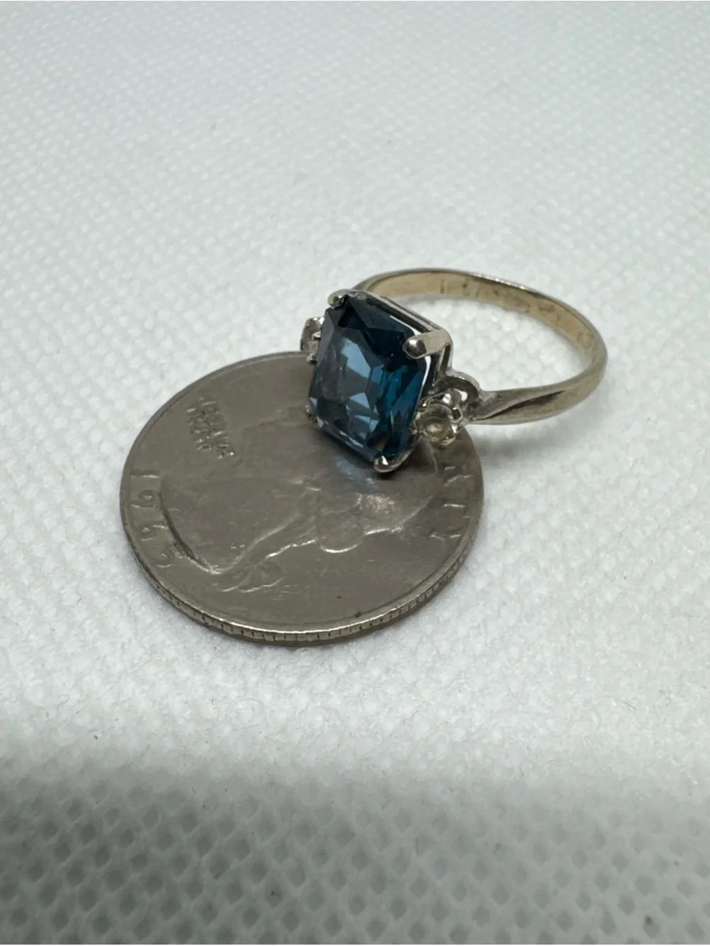 Vintage 10K White Gold Blue & White Topaz Ring Size 5.75 Emerald Cut Stone 2.7g